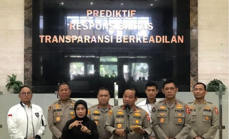 KETERANGAN PERS— Irjen Asep Edi Suheri saat memberi keterangan pers dihadapan media, Senin (2/10).