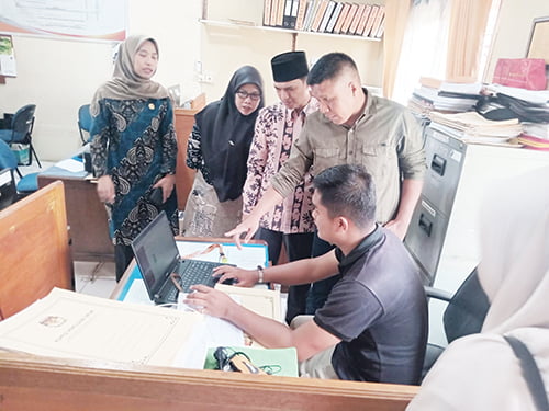 MONITORING— Ketua Divisi Sosdiklih Parmas dan SDM Jons Manedi saat monitoring pencermatan rancangan DCT di Kabupaten KPU Dharmasraya pada Sabtu (14/10).