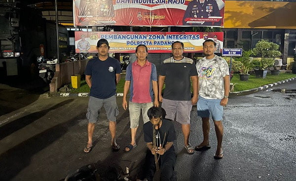 PENCURI KABEL— Pelaku Fauzan diamankan di Mapolresta Padang usai kedapatan mencuri kabel tower.