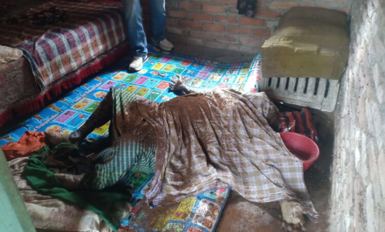 Halimah Tewas Membusuk dalam Rumah 1 MEMBUSUK— Korban Halimah (78) ditemukan tewas membusuk dalam rumahnya di Nagari Gunung Padang Alai, Kecamatan V Koto Timur.