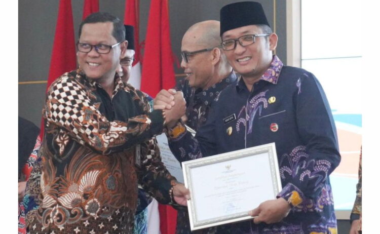 Dukung Pencegahan Korupsi, Wako Hendri Septa Terima Penghargaan dari KPKRI 1 PENGHARGAAN KPK— Wali Kota Padang Hendri Septa menerima penghargaan yang diserahkan Deputi Pendidikan dan Peran Serta Masyarakat KPK-RI, Wawan Wardiana, saat kegiatan Roadshow Bus KPK RI dan Penguatan Integritas Kepada Penyelenggara Negara, di Auditorium Gubernur Sumbar, Kamis (12/10).