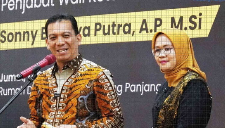SAMBUTAN— Pj Wali Kota Padang Panjang, Sonny Budaya Putra, A.P, MSi memberikan sambutan saat acara malam pergantar tugas.