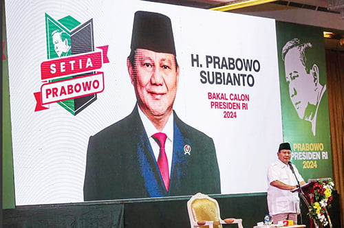 PIDATO— Calon presiden dari Koalisi Indonesia Maju (KIM) Prabowo Subianto berpidato saat menerima dukungan dari kelompok relawan Setia Prabowo di Hotel Kartika Chandra, Jakarta, Sabtu (7/10).
