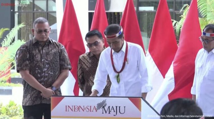 RESMIKAN BANDARA— Presiden Jokowi saat meresmikan Bandar Udara Mentawai di Kabupaten Kepulauan Mentawai, Provinsi Sumatra Barat, pada Rabu (25/10).
