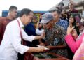 Jokowi Bagi-bagi Kaos dan Sembako di Pasar Ibu Mentawai 10 Jokowi Bagi-bagi Kaos dan Sembako di Pasar Ibu Mentawai