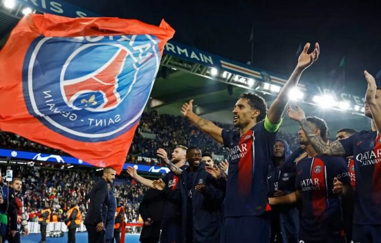 Amarah PSG Hancurkan AC Milan Dengan Skor 3-0 1 RAYAKAN KEMENANGAN— Para penggawa PSG merayakan kemenangan bersama suporter setelah menang telak atas AC Milan 3-0 di Parc des Princes pada Kamis (26/10) dini hari WIB.