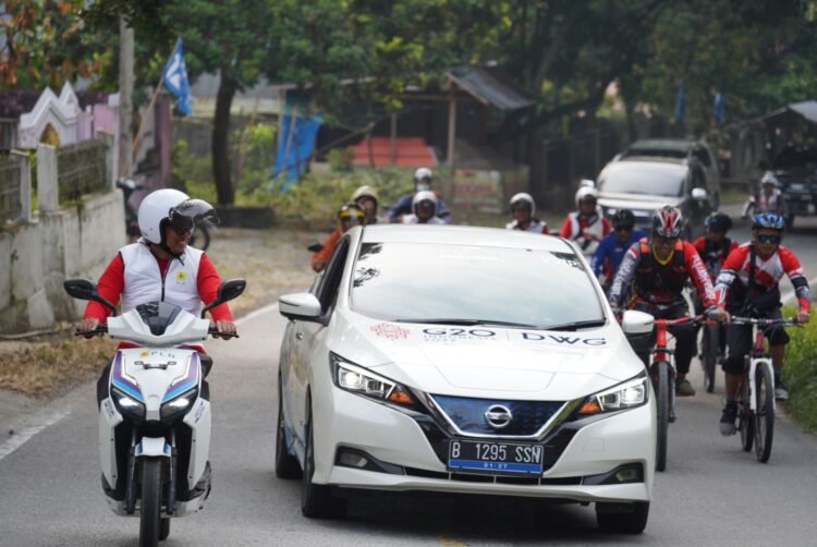 Meriahkan Minangkabau Basapeda, LN Gelar Konvoi Kendaraan Listrik Keliling Danau Singkarak 1 MERIAHKAN— Peringati hari jadi Sumatera Barat ke-78, PLN turut meriahkan Minangkabau Basapeda Salingka Danau Singkarak.