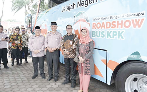 Gubernur Usulkan Anti Korupsi masuk Kurikulum Mulok 1 ROADSHOW BUS KPK— Gubernur Sumbar Mahyeldi saat membuka kegiatan Roadshow Bus KPK, di kantor Gubernur Sumbar, beberapa waktu lalu. Gubernur berencana akan memasukkan materi antikoruspi dalam materi pelajaran di sekolah.
