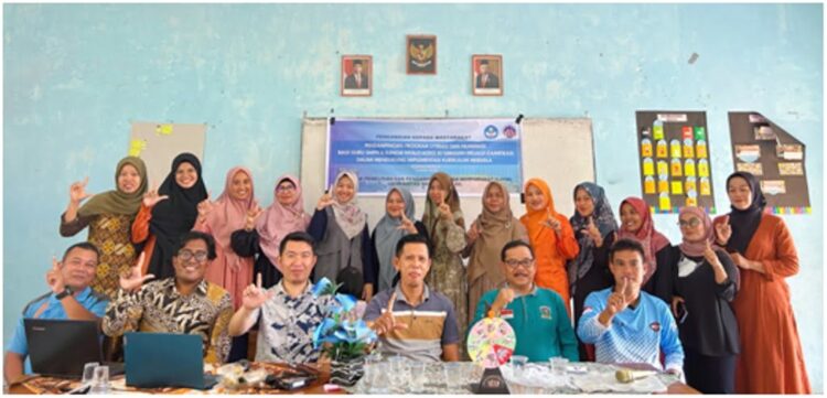 Inovasi Guru SMPN 6 Sungai Nyalo Koto XI Tarusan, Gamifikasi untuk Meningkatkan Literasi dan Numerasi dalam Kurikulum Merdeka 1 FOTO BERSAMA—Para peserta pelatihan dan dosen foto bersama usai kegiatan dalam rangka mendukung implementasi Kurikulum Merdeka