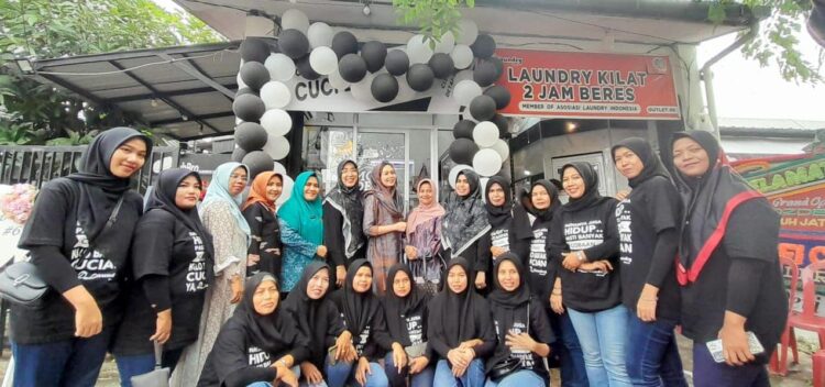 MERESMIKAN— Ketua Dharma Wanita Persatuan (DWP) Kota Padang Ny. Vanny Andree Algamar meresmikan Mozdeo Teduh Jati, Jumat (13/10).