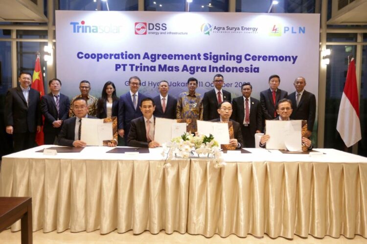 TANDATANGAN— PLN Indonesia Power Renewables melakukan penandatanganan shareholders agreement joint venture bersama Trina Solar, Sinar Mas dan Agra Surya Energi.