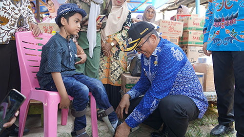Wako Serahkan Bantuan UEP bagi Disabilitas dan Lansia 1 BANTUAN— Walikota Padang hendri Septa menyerahkan alat bantu kemandirian sepatu AFO (Ankle Foot Orthosis) dan Hand Split sebesar 2.475.000 yang diterima Naufal Afkar Azka.