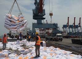 Tambah Stok CBP, 27 Ribu Ton Beras Impor Tiba di Indonesia 1 beras impor— Pekerja menurunkan beras impor asal Vietnam milik Perum Bulog di Pelabuhan Tanjung Priok, Jakarta, Jumat (16/12/2022). Perum Bulog mengimpor 5.000 ton beras asal Vietnam yang dialokasikan untuk pemenuhan stok cadangan beras pemerintah (CBP) yang dilakukan secara bertahap sehingga sampai Desember 2022 total importasi beras sebanyak 200.000 ton.