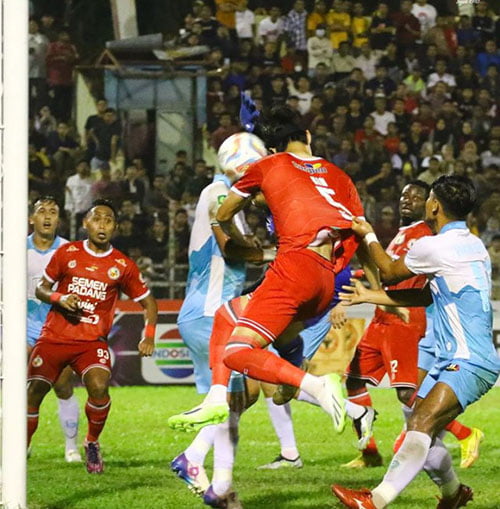 DUEL— Duel pemain Semen Padang FC saat menghadapi Sada Sumut FC di Stadion H agus Salim Padang, Jumat (13/10) yang lalu.