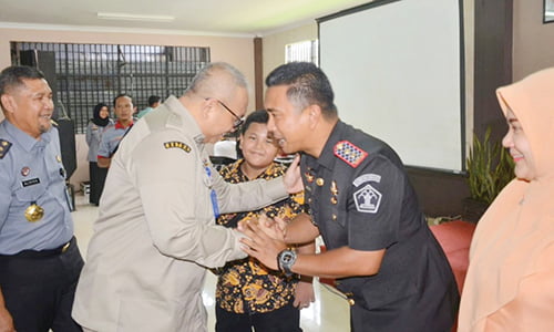 SERTIJAB KARUTAN— Sekda Kota Padang Andree Algamar menghadiri dan menyaksikan prosesi sertijab Kepala Rutan Kelas IIB Padang, di Aula Rutan Kelas IIB Padang.