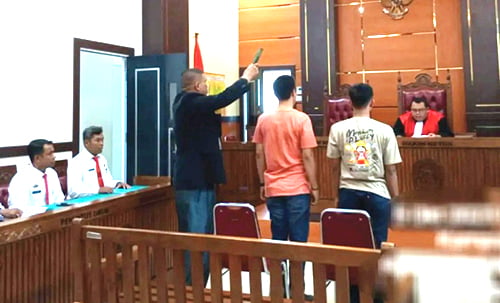 SDIANG TIPIRING— Para pelanggar Perda dikenakan putusan sanksi denda saat menjalani menjalani sidang tindak pidana ringan (Tipiring) di Pengadilan Negeri Padang Kelas 1A, Kamis (5/10).