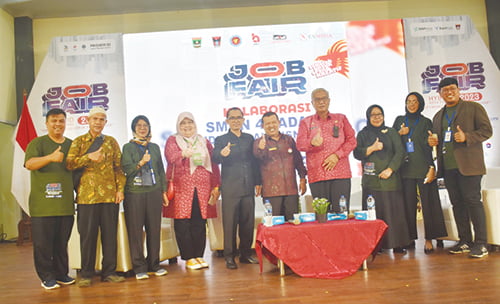 Job Fair Hybrid, SMKN 4 Padang Kolaborasi dengan Disnakerin 1 FOTO BERSAMA— Kepala SMKN 4 Padang, Sahfalefi, Kepala Disnakerin Kota Padang Ferry Erviyan Rinaldy, Pengawas Binaan SMKN 4 Padang, Nofriandi dan Wakil Kepala SMKN 4 Padang serta guru-guru setelah melaksnakan Talkshow saat Job Fair Hybrid, di gedung Bagindo Aziz Chan Youth Center.