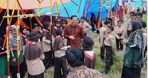 Pj Wako Sonny Kunjungi Kemah Peserta LTPMI 1 KUNJUNGI PERKEMAHAN— Pj Wali Kota Padang Panjang, Sonny Budaya Putra, yang juga Ketua Kwartir Cabang 12 Gerakan Pramuka Kota Padang Panjang, mengunjungi kemah peserta LTPMI.