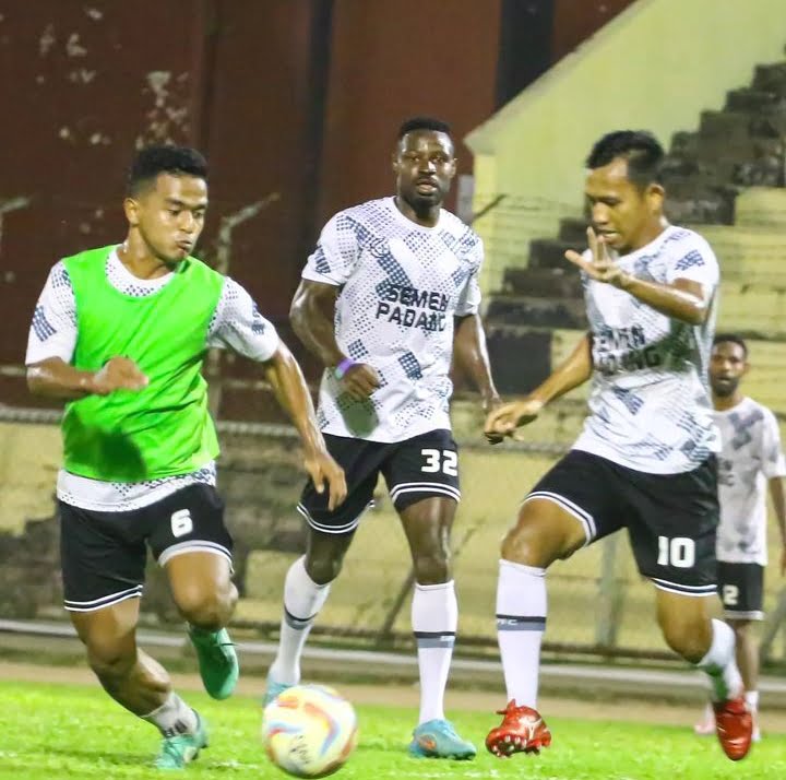 Semen Padang FC VS PSMS Medan, Tampil Maksimal Demi Puncak 1 LATIHAN— Pemain SPFC saat menggeber latihan, Jumat (6/10) malam di GOR H. Agus Salim Padang jelang pertandingan menghadapi PSMS Medan, ditempat yang sama, Senin (9/10).