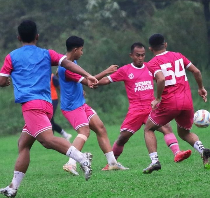 LATIHAN— Pemain Semen Padang FC matangkan persiapan jelang menghadapi Sada Sumut, Jumat (13/10) malam.