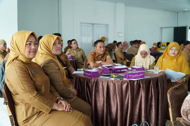 Pelayanan Publik Utamakan Prinsip Kesetaraan, Transparasi, Akuntabilitas 1 IKUTI SOSIALISASI — ASN Pemko Padang Panjang mengikuti kegiatan sosialisasi pelayanan publik dan penanganan pengaduan masyarakat di lingkungan Pemerintah Kota Padang Panjang, Senin (30/10).