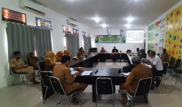Lahan Parkir masih Jadi Momok, Pemko Solok Sediakan Lahan 4 Hektare 1 BAHAS—Terlihat tim teknis sedang rapat membahasa kajian Kebutuhan Parkir dan Bongkar Muat Angkutan Barang di Kota Solok.