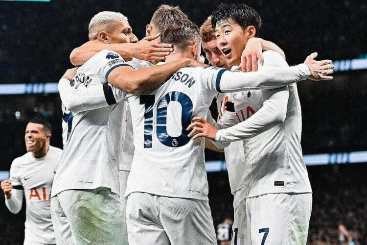 Atasi Fulham 2-0, Tottenham Amankan Puncak Klasemen Liga Inggris 1 MENANG— Tottenham Hotspur berhasil mengamankan posisi puncak klasemen pada pekan ke-9 Liga Inggris, usai mengandaskan perlawanan Fulham 2-0 di Stadion Tottenham Hotspur, London, Selasa (24/10) dini hari WIB.