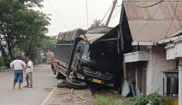 KECELAKAAN— Truk Hino bermuatan 
semen menabrak dua mobil dan tiga 
rumah di Jalan Raya Indarung, 
Kecamatan Lubuk Kilangan.
