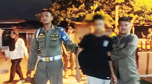 Palak Pasangan Sejoli di Pantai Padang, Seorang Pemuda Diciduk, Ngaku hanya Minta Uang Keamanan Rp5000 hingga Rp15 Ribu 1 DIAMANKAN PETUGAS— IK (23), seorang pemuda diciduk tim gabungan pengawasan Pantai Padang, saat melakukan pemalakan terhadap pasangan yang tengah duduk di Pantai Padang, Minggu (15/10) malam. Pelaku langsung dibawa ke Mako Satpol PP.
