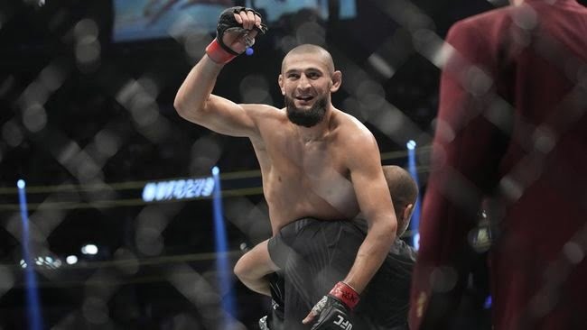 Khamzat Chimaev Menang Angka Telak Atas Kamaru Usman di UFC 294 1 MENANG--Khamzat Chimaev menang atas Kamaru Usman di UFC 294.