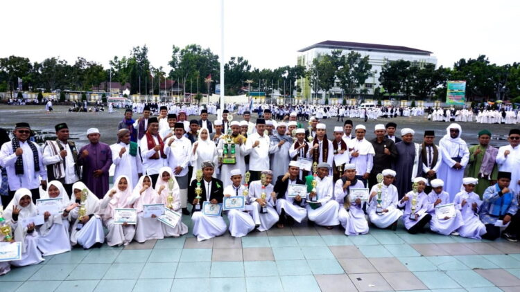 FOTO BERSAMA— Wabup Pasbar H.Risnawanto berfoto bersama dengan santri dan pemenang lomba HUT Santri, Minggu (22/10).