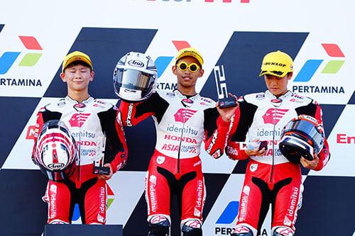 Veda Tak Terbendung di ATC Mandalika, Arbi Menjanjikan di Moto3 World Championship 1 RAIH PODIUM— Veda Ega Pratama (tengah) kembali meraih kemenangan setelah merebut podium tertinggi pada race I seri ketiga Idemitsu Asia Talent Cup (IATC) 2023 di Mandalika International Street Circuit, Lombok, Sabtu (14/10).