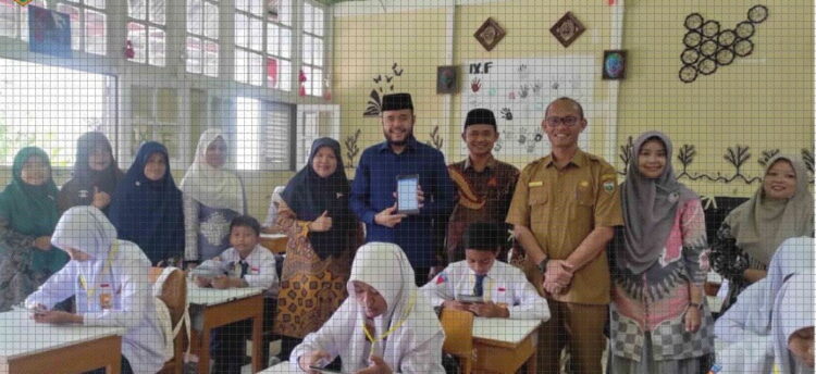 Wako Fadly Amran Apresiasi PTS Berbasis Android SMPN 1 1 TINJAU SEKOLAH—Wali Kota, H. Fadly Amran BBA Datuak Paduko Malano saat meninjau sekolah didampingi Sekretaris Dinas Pendidikan dan Kebudayaan (Disdikbud), Muji Sirwanto, M.Pd.