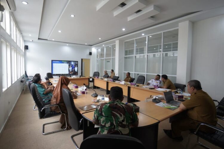 ZOOM MEETING— Rakor bersama Mendagri diikuti via Zoom Meeting di ruang VIP Balai Kota dan dihadiri  Asisten II Ewa Soska, Forkopimda, OPD terkait serta Kabag Perekonomian dan Sumberdaya Alam Setdako, Putra Dewangga.