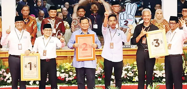 Hasil Pengundian Nomor Urut Capres-Cawapres 2024, Anies-Cak Imin Nomor 1, Prabowo-Gibran Nomor 2, Ganjar-Mahfud Nomor 3 1 NOMOR URUT— Tiga pasangan capres dan cawapres memperlihatkan nomor urut usai melakukan pengundian di Kantor KPU.