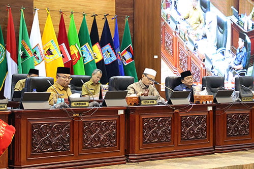 Rancangan Perda APBD tahun 2024, Fraksi di DPRD Sumbar Sampaikan Pandangan Umum 1 rapat paripurna— DPRD Provinsi Sumatera Barat menggelar rapat paripurna penyampaian pandangan umum fraksi-fraksi DPRD Sumbar tentang rancangan Perda APBD tahun 2024. Selasa (31/10).