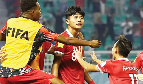 Pemain U 17 Indonesia, Arkhan Kaka merayakan gol bersama rekan-rekan setimnya. Pemain no punggung 8 itu mencetak gol lewat sundulan usai menerima umpan lambung Welber Jardim.