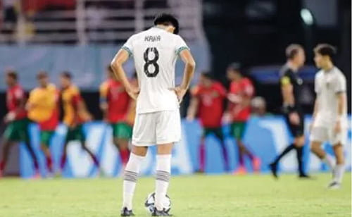 Ditekuk Maroko 3-1, Peluang Timnas Indonesia U-17 ke Babak 16 Besar Tipis, Pasukan Bima Sakti Menunggu Keajaiban 1 Arkhan Kaka tertunduk lesu setelah Timnas Indonesia U-17 mengalami kekalahan 3-1 dari Maroko U-17 di Stadion GBT, Kamis (16/11) malam.