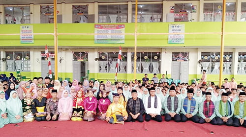 MUATAN LOKAL— Wako Hendri Septa berfoto bersama dengan siswa siswi serta majelis guru SMP Negeri 5 Padang, saat meninjau kegiatan penerapan materi pembelajaran Keminangkabauan, Selasa (14/11).