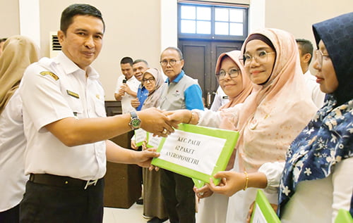 TPPS Bekerja Keras, Angka Stunting Tinggal 2,1 % 1 Serahkan paket— Wawako Ekos Albar menyerahkan paket alat antropometri untuk mendeteksi stunting pada anak kepada perwakilan kecamatan, dan selanjutnya didistribusikan melalui Puskesmas ke seluruh Posyandu yang ada di Kota Padang.