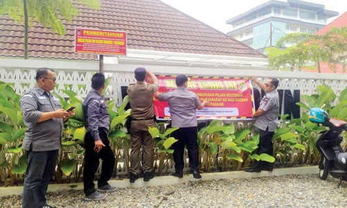 4 Hotel dan 7 Restoran Dipasang Stiker Menunggak Pajak 1 BELUM BAYAR PAJAK— Tim Gabungan Bapenda Padang memasang spanduk, stiker dan palang terhadap hotel dan restoran yang belum membayar pajak, Selasa (14/11).