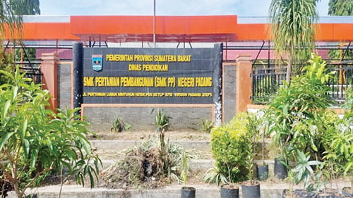 Gedung SMK Pertanian Pembangunan Negeri Padang yang terletak di Jalan Lubuk Minturun.