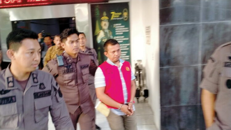 Tersangka Korupsi Pembangunan Sajuta Janjang Bertambah, Giliran Konsultan Pengawas Proyek Ditahan Jaksa 1 TERSANGKA BARU— Konsultan pengawas proyek pembangunan Objek Wisata Sajuta Janjang berinisial I ditetapkan sebagai tersangka dan ditahan oleh Kejari Agam.