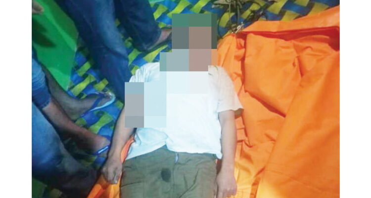 Pria Paruh Baya Tewas Gantung Diri di Dapur 1 GANTUNG DIRI— Polisi mengevakuasi jenazah korban DS yang tewas akibat gantung diri di dapur rumahnya, kawasan Seberang Palinggam, Kota Padang.