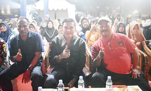 Pesta Rakyat bersama Wakil Ketua DPRD Amril Amin Meriah, Hadirkan Artis Yona Irma, Odi Malik, dan Ucok Sumbara 1 Pesta Rakyat— Wakil Wali Kota Padang Ekos Albar bersama Wakil Ketua DPRD Kota Padang Amril Amin, saat Pesta Rakyat di Teluk Bayur.
