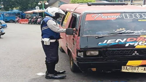 Razia, Dishub Padang Temukan 10 Angkot Belum Perpanjang KIR 1 PENERTIBAN ANGKOT—Dishub Kota Padang melakukan penertiban angkot di kawasan Pasar Raya Kota Padang,
Rabu (15/11). Dalam razia itu, ditemukan ada 10 angkot yang belum memperpanjang kir.
