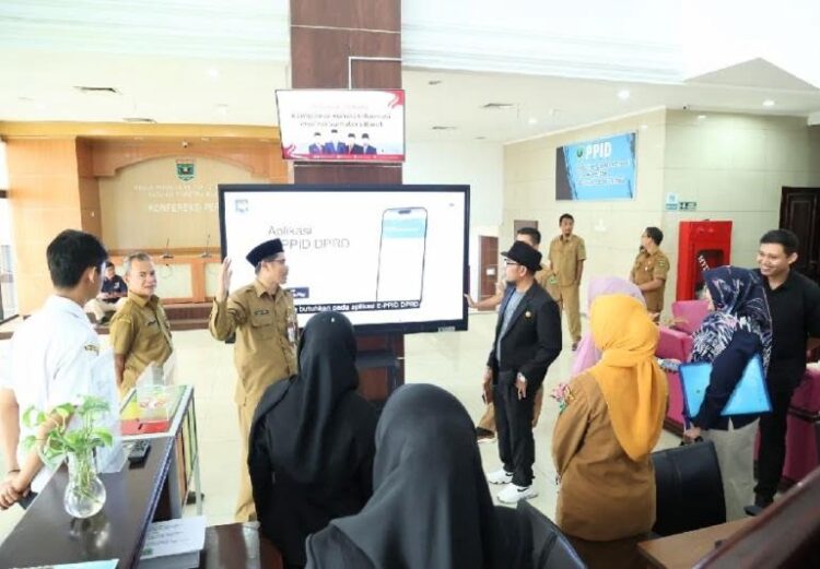 MENJELASKAN--Sekretaris DPRD Sumbar, Raflis menjelaskan inovasi keterbukan informasi di DPRD Sumbar kepada KI  Sumbar, saat melakukan visitasi dalam rangka verifikasi faktual badan publik di sekretariat DPRD Sumbar.