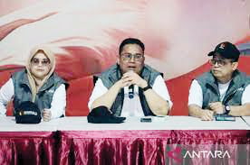 konferensi pers— Ketua Bawaslu RI Rahmad Bagja (tengah) bersama anggota Bawaslu Lolly Suhentty (kiri) dan Puadi (kanan) dalam dalam konferensi pers usai "Apel Siaga Pengawasan Tahapan Kampanye Pemilu Tahun 2024".