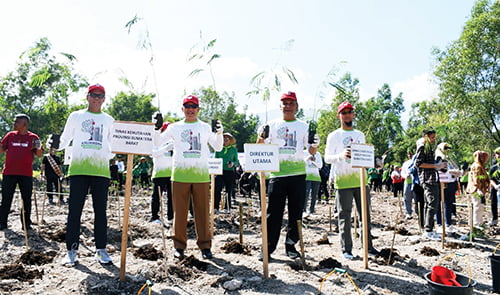PT Semen Padang Tanam Serentak 2.000 Bibit Kaliandra Merah, 5 Tahun lagi, 25% Bahan Bakar Pabrik Gunakan Energi Terbarukan 1 PENANAMAN KALIANDRA MERAH— Dirut PT Semen Padang Asri Mukhtar, Direktur Operasi Indrieffouny Indra bersama Kepala Dinas Kehutanan Sumbar Yozawardi dan karyawan Semen Padang, melakukan penanaman bibit Kaliandra merah serentak, di Ex Driving Range Semen Padang, Selasa (28/11).