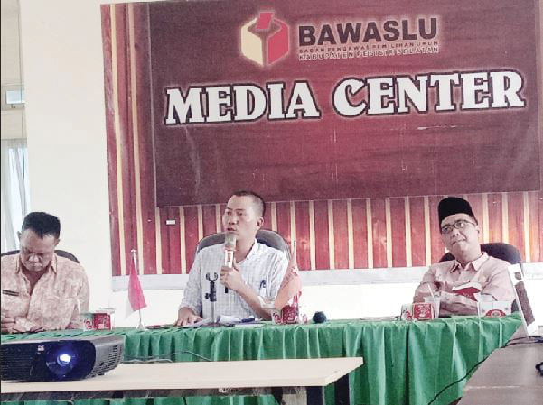 Bawaslu Pessel Minta Panwascam Intensifkan Koordinasi Lapangan 1 RAKOR PEMANTAPAN DPTB— Bawaslu Pessel menggelar rakor Pemantapan DPTb bersama jajaran terkait di kantor Bawaslu Pessel, Kamis (2/11).